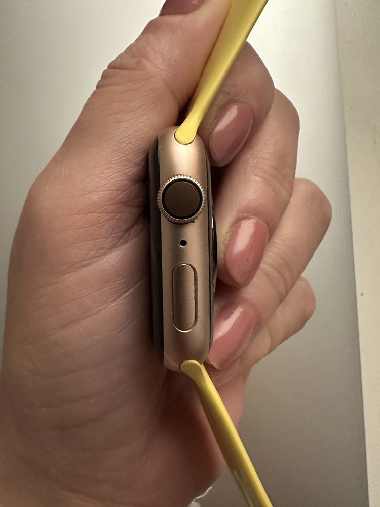 Apple watch Series 4 44mm bardzo dobry stan , ladowarka .