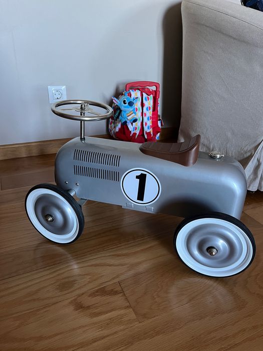 Carro em metal clássico