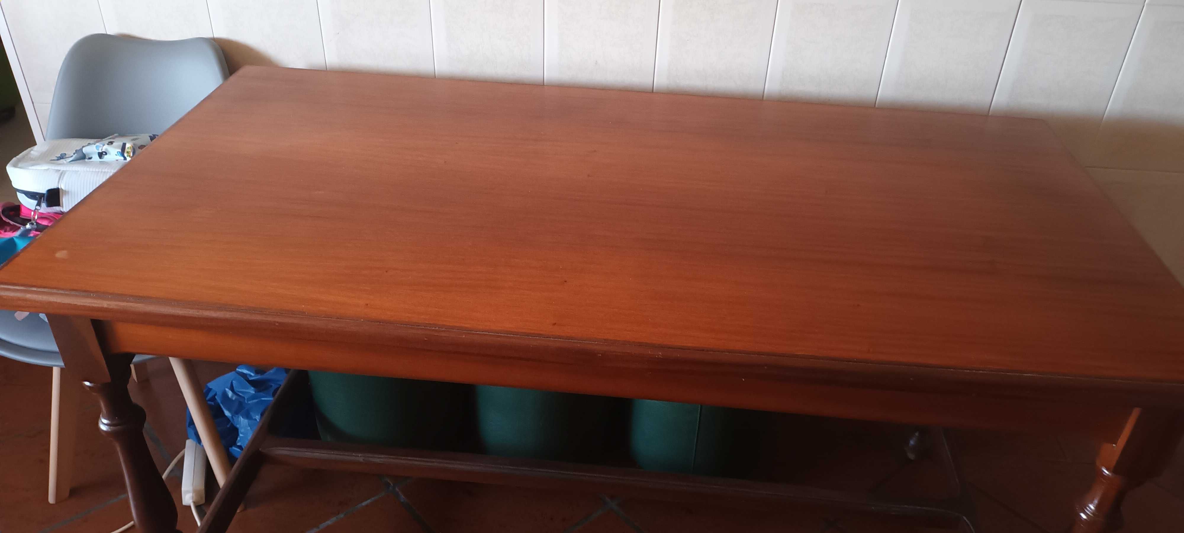 Mesa de cozinha em madeira.