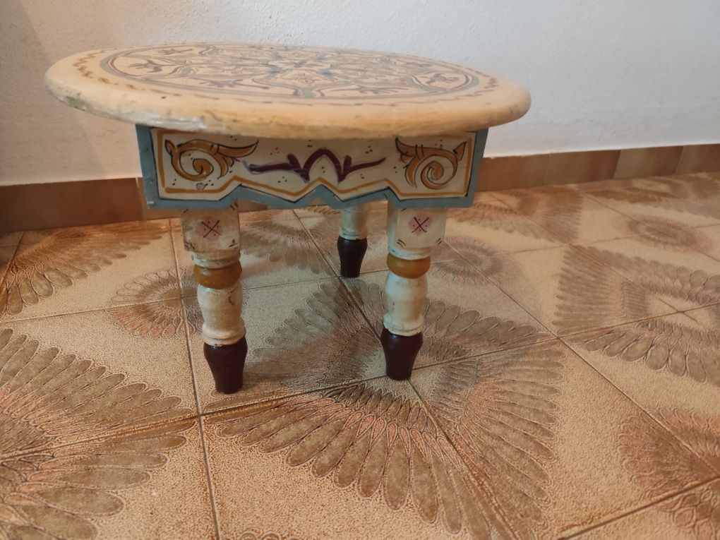 Mesa pintada à mão