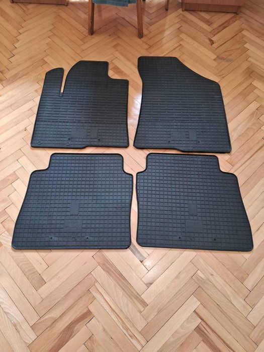 Продам новые резиновые коврики в салон для Hyundai Santa Fe 2006-2010.