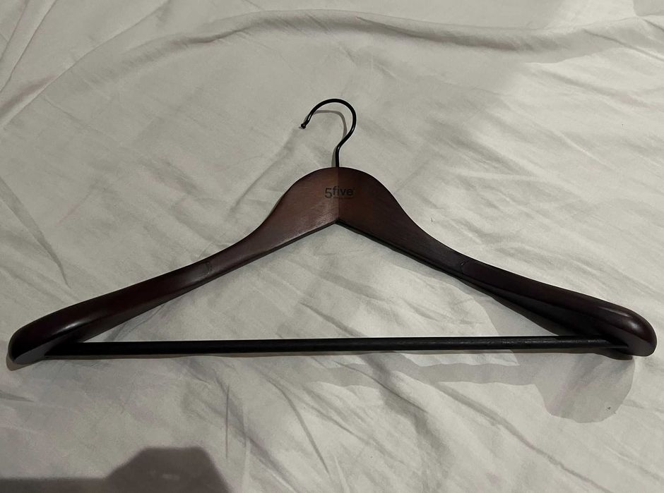 Cabides de Madeira para Fatos/Casacos Ombro Largo (5 Claros 3 Escuros)