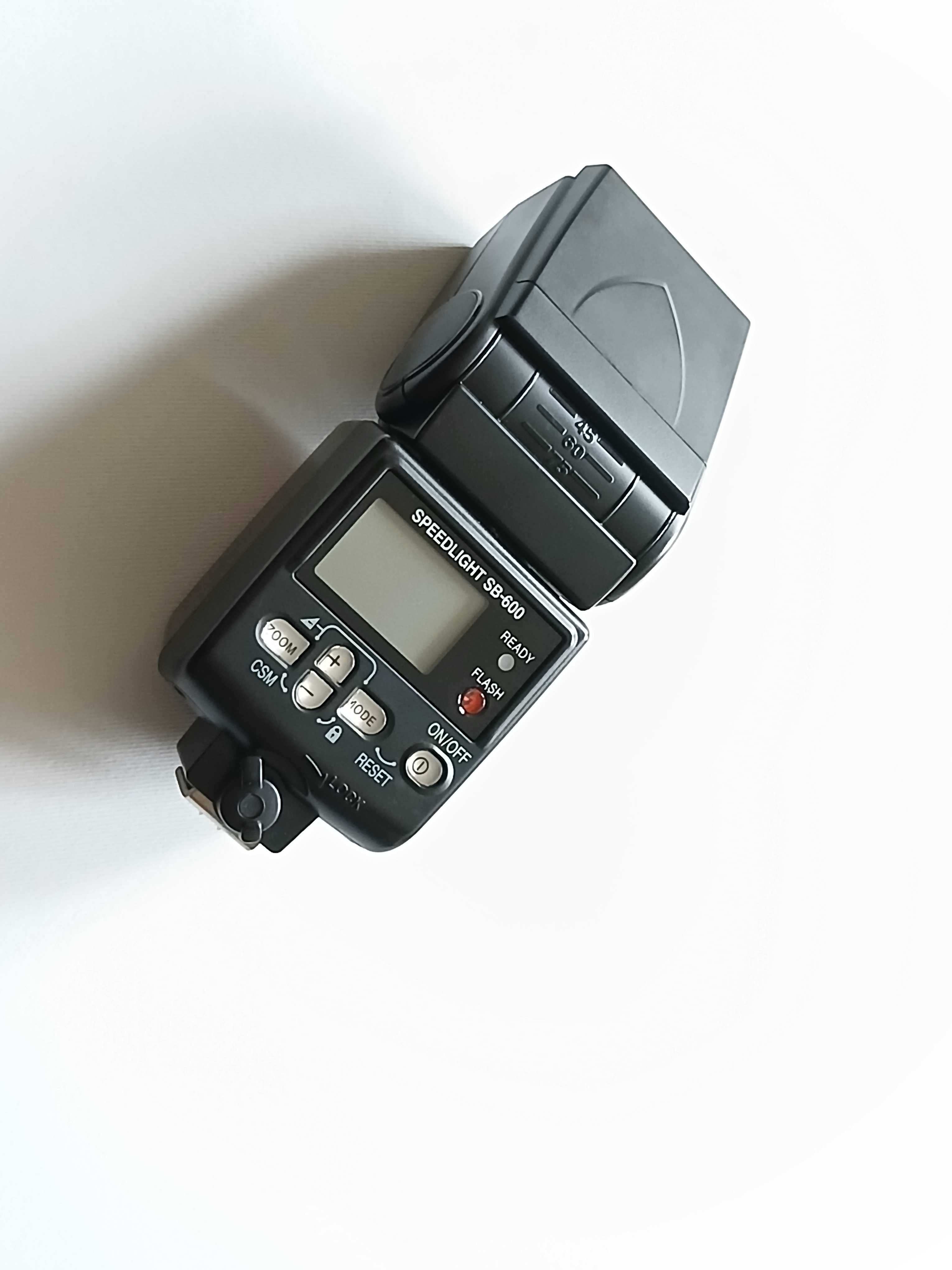 Flash NIKON Speedlight SB-600, como novo.
Oferta de saco de transporte