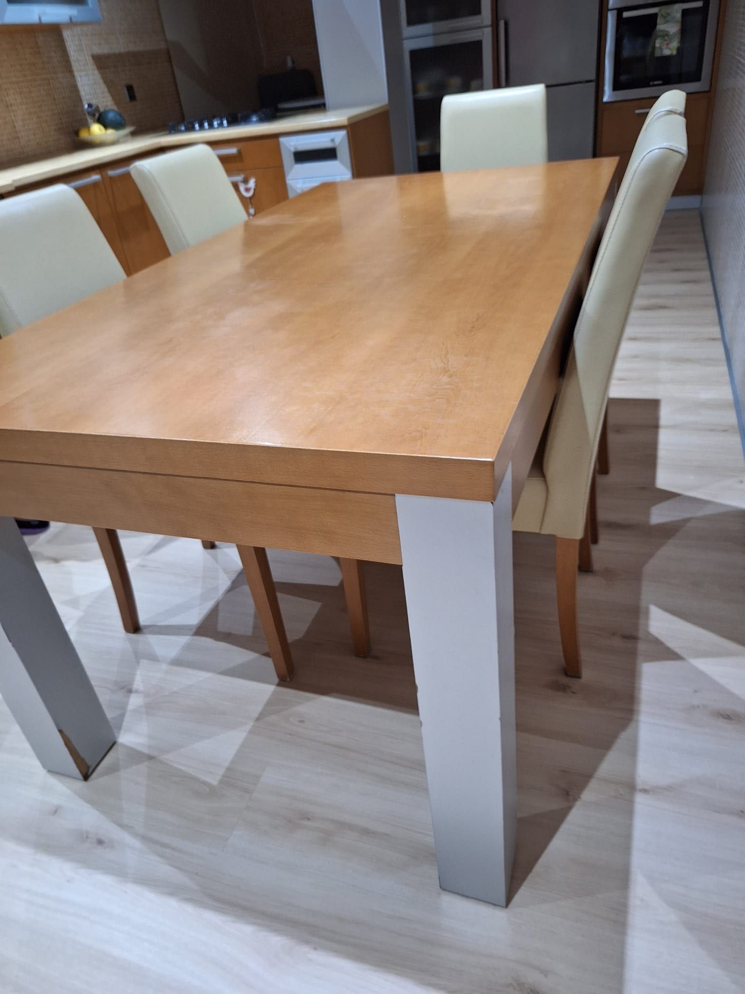 Mesa de cozinha maciça de cerejeira com pernas forradas a folga inox