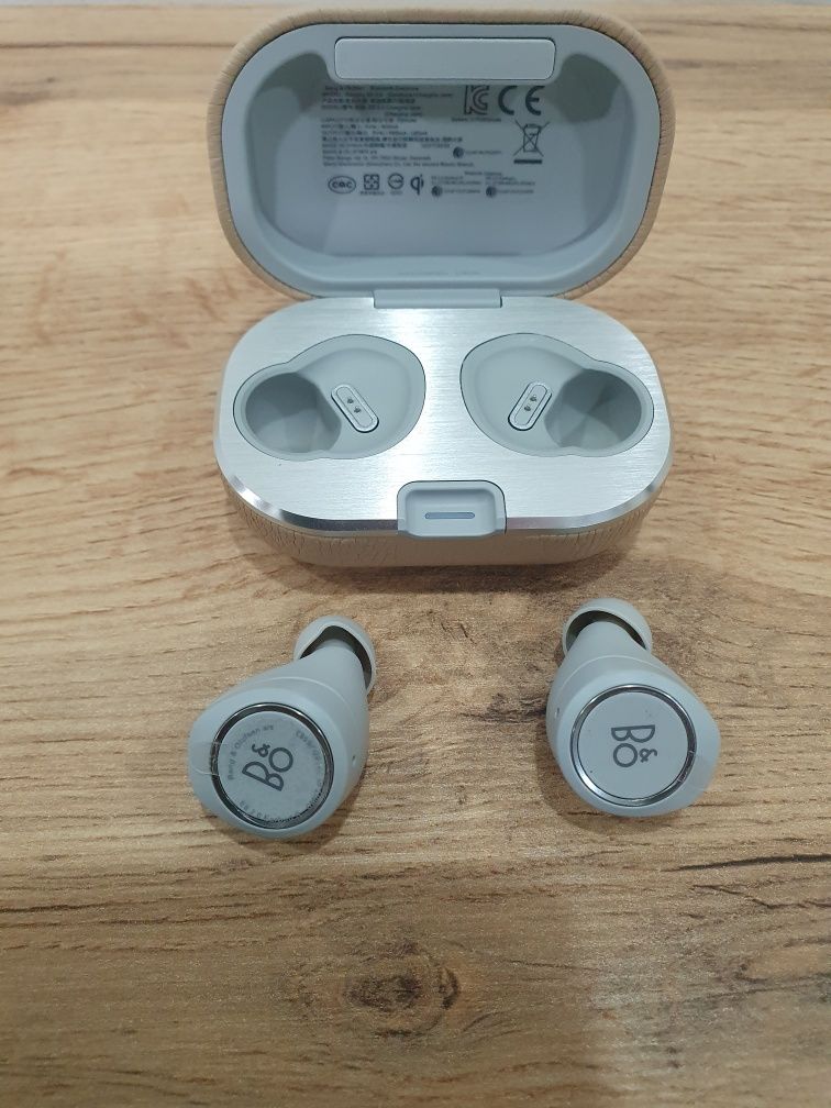 Słuchawki bezprzewodowe E8 2.0 + ladowarka idukcyjna B&O