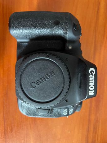 Sprzedam fotoaparat w idealnym stanie z małym przebiegiem Canon 90 D