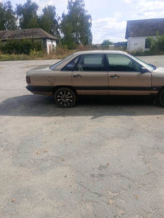 Автомобіль ауді 100