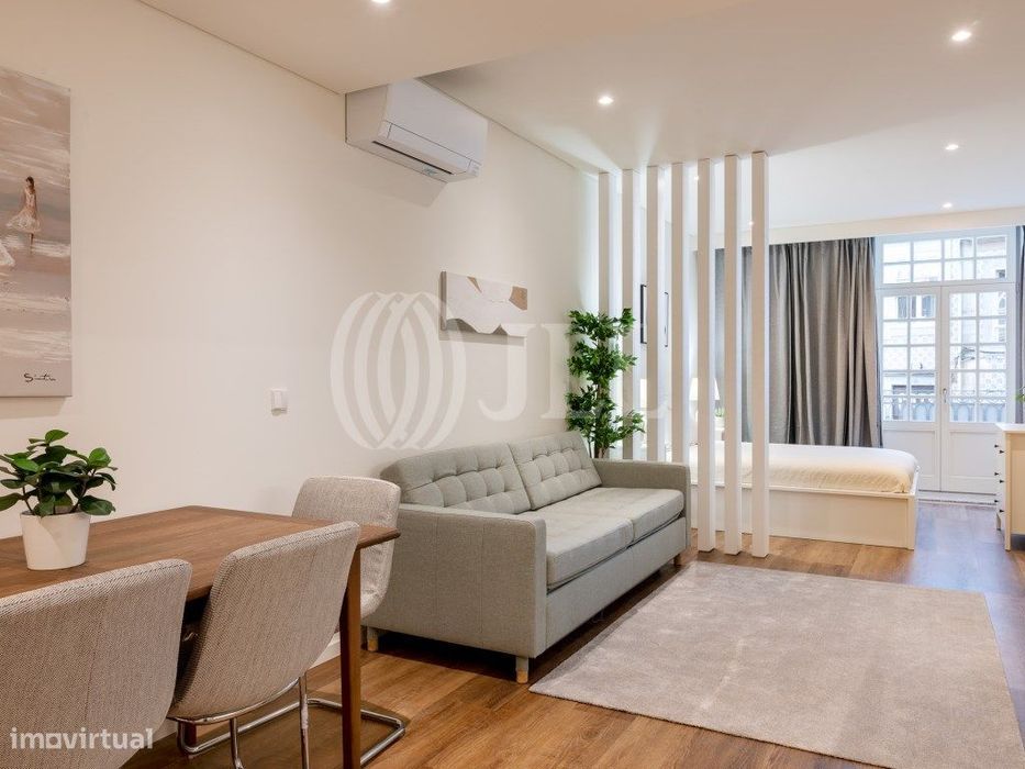 Apartamento T2, com varanda, na Baixa do Porto