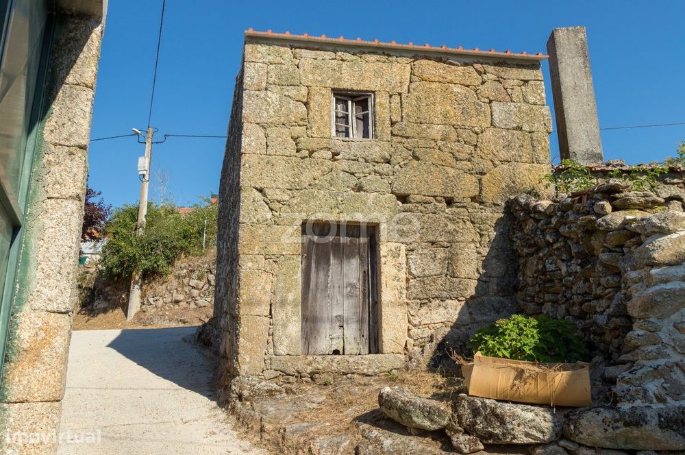 9 Terrenos urbanos com moradias em granito e 9 Terrenos rústicos.