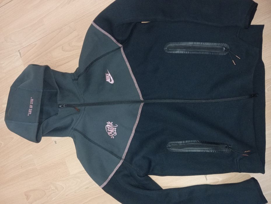 Nike tech Syna world