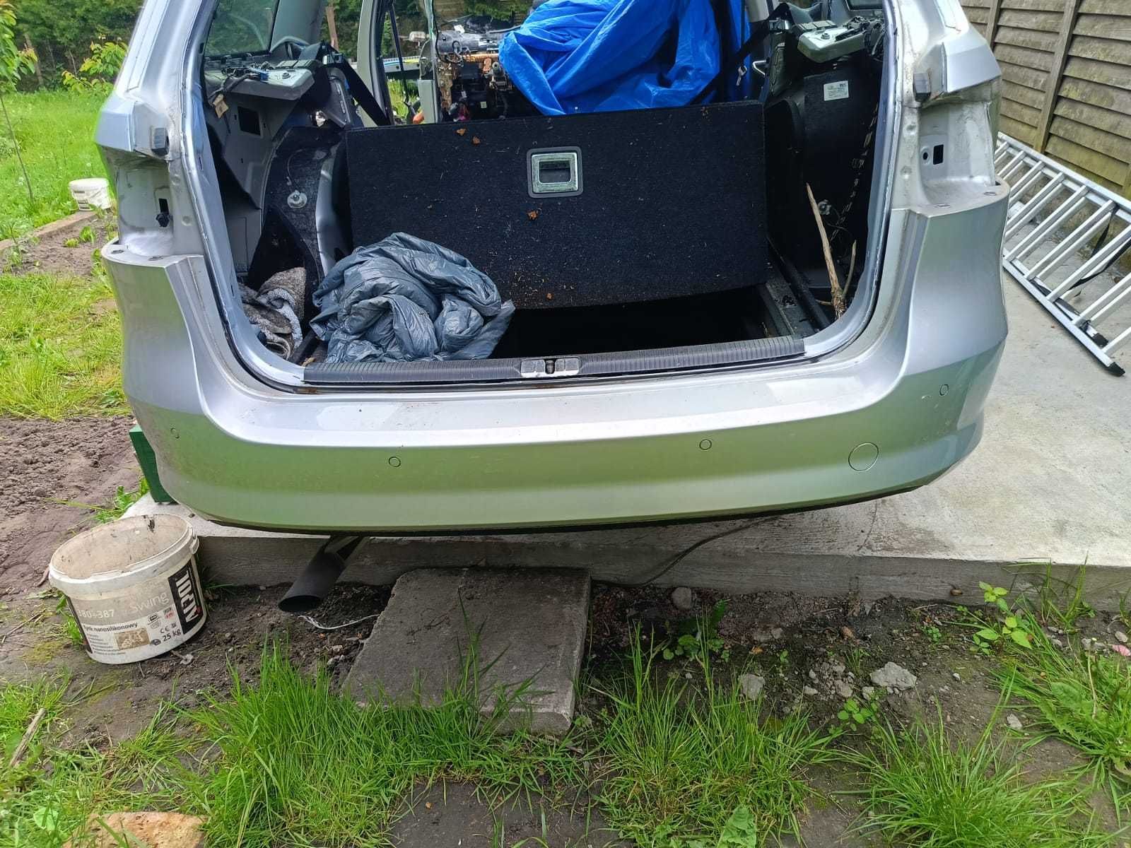 zderzak tył VW PASSAT B7 kombi 6 parktroniców LA7W