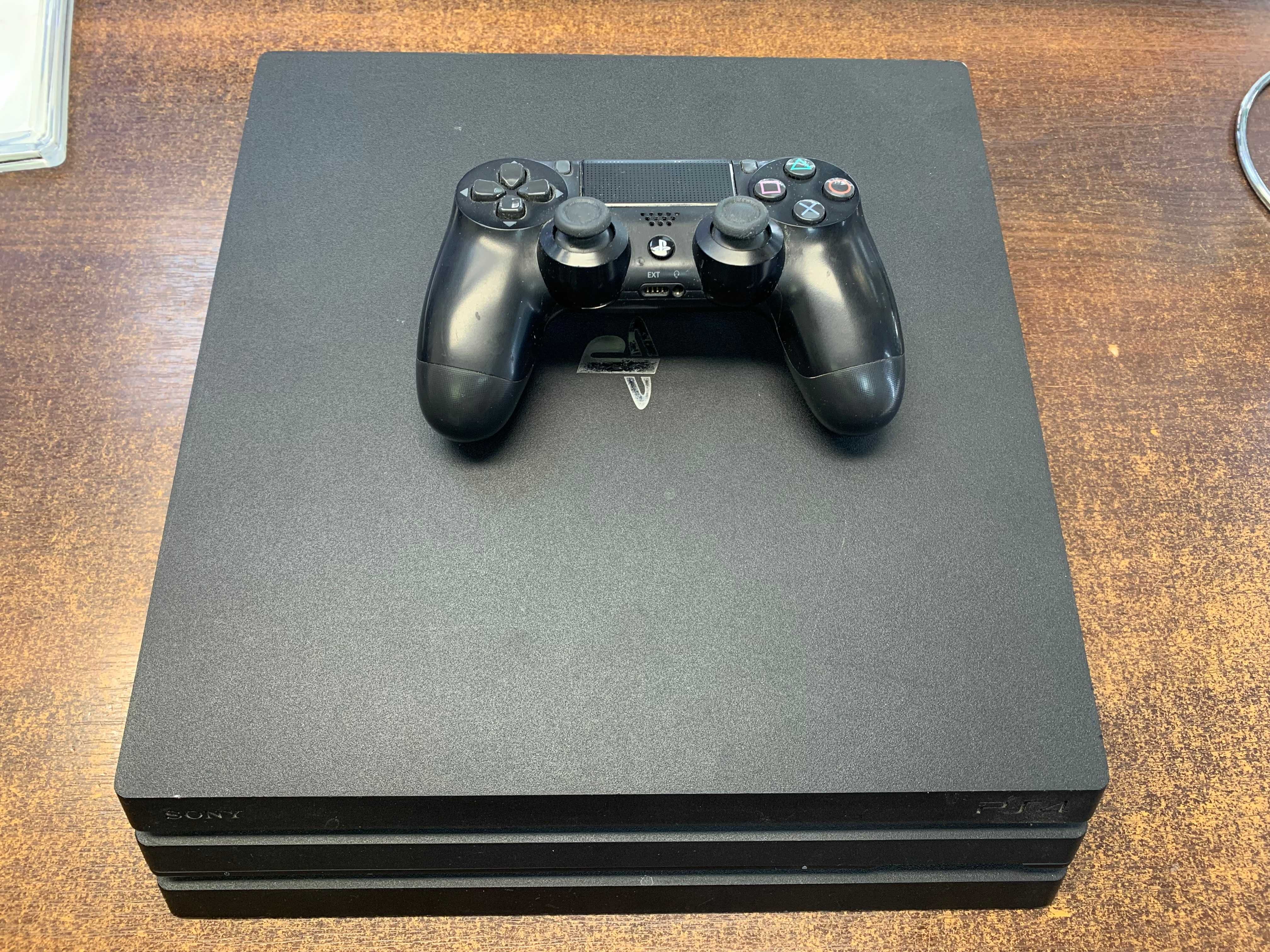 Konsola Playstation 4 Pro 1TB  + Pad / 777