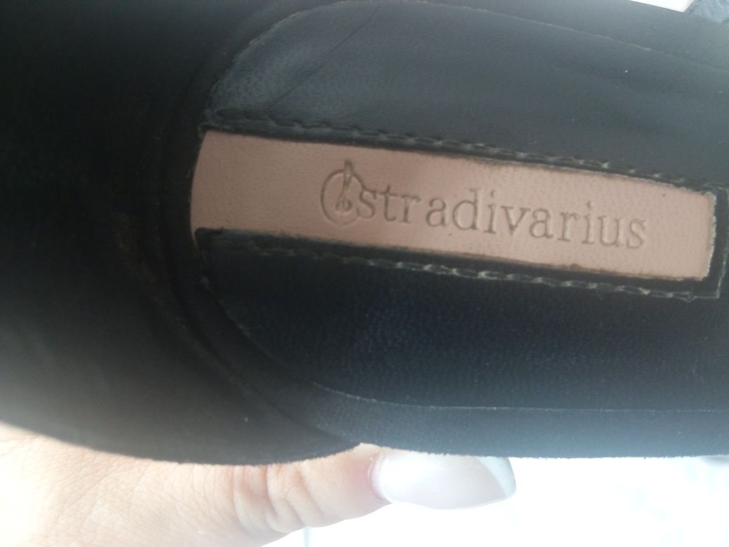 Czarne zamszowe sandały na niskim obcasie Stradivarius, rozm. 38