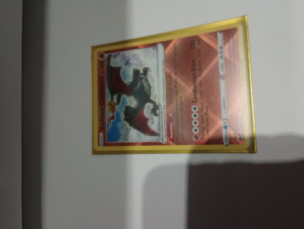 Karta Radiant charizard pokemon z serii crown zenith