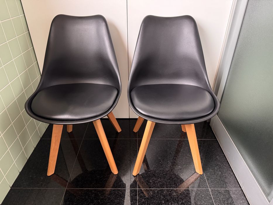 Duas (2) cadeiras em perfeito estado, como novas