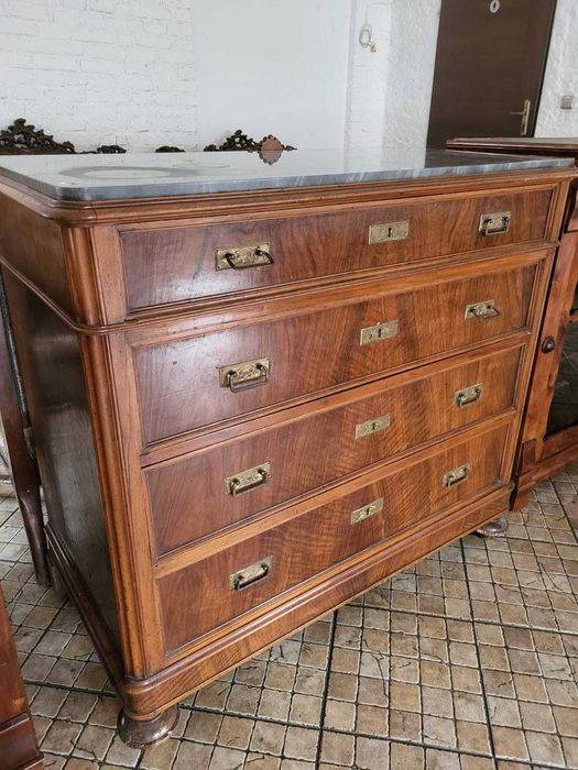 Komoda z marmurowym blatem