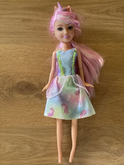 Lalka jednorożec. W stylu Barbie.
