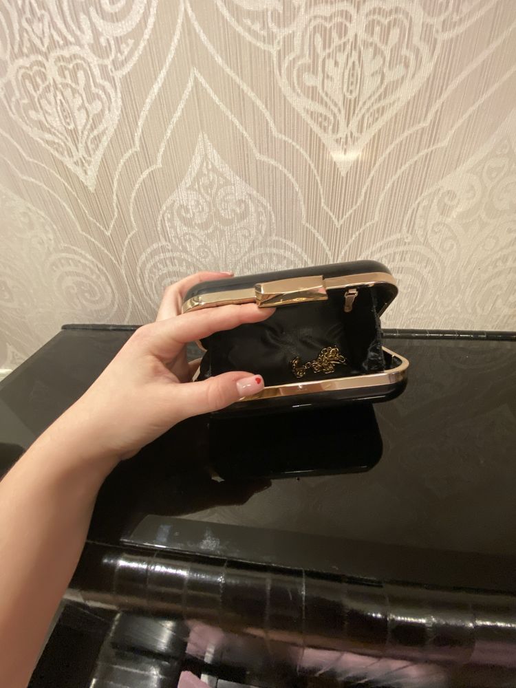 Клатч маленький чорний з золотим ланцюжком