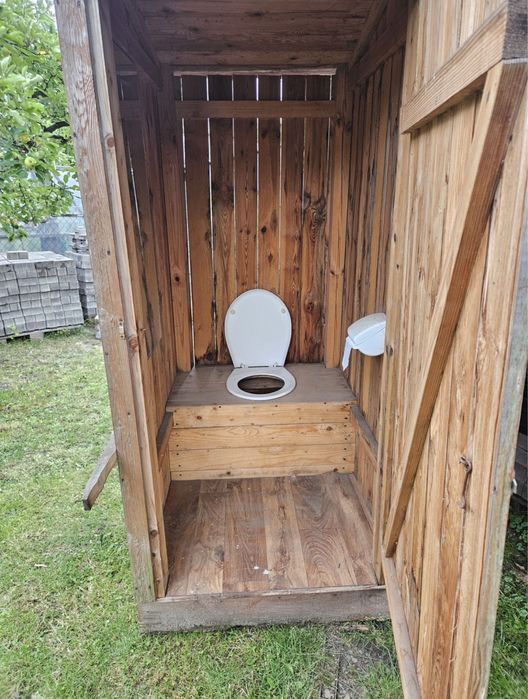drewniania toaleta przenosna