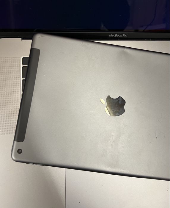 Продам планшет розбитий apple iPad 9th generation 32gb lte 3G a2603