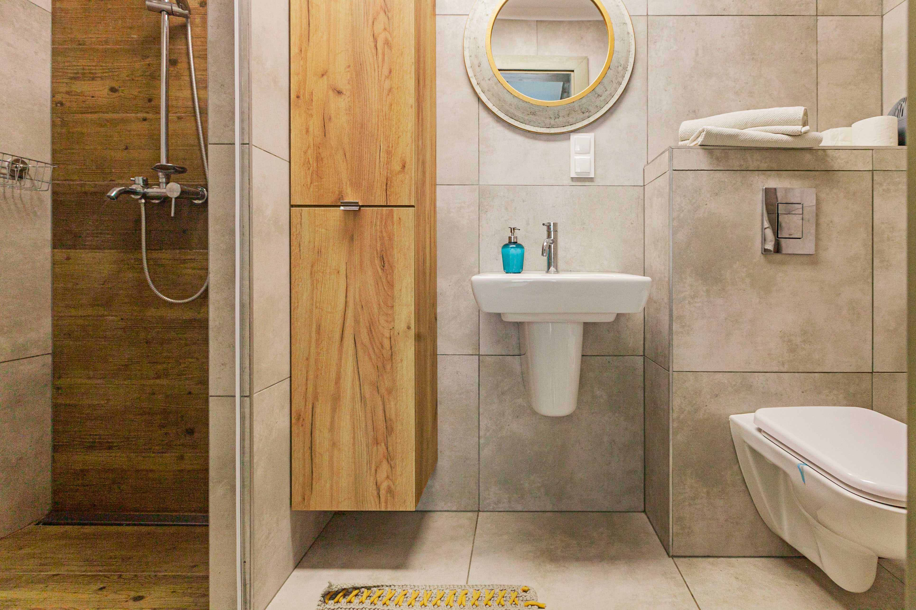 Pod grabami, pokoje z łazienkami i apartamenty,