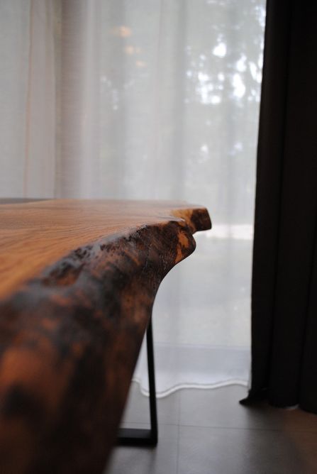 Rustykalny stół dębowy z czarną żywicą LiveEdge Loft