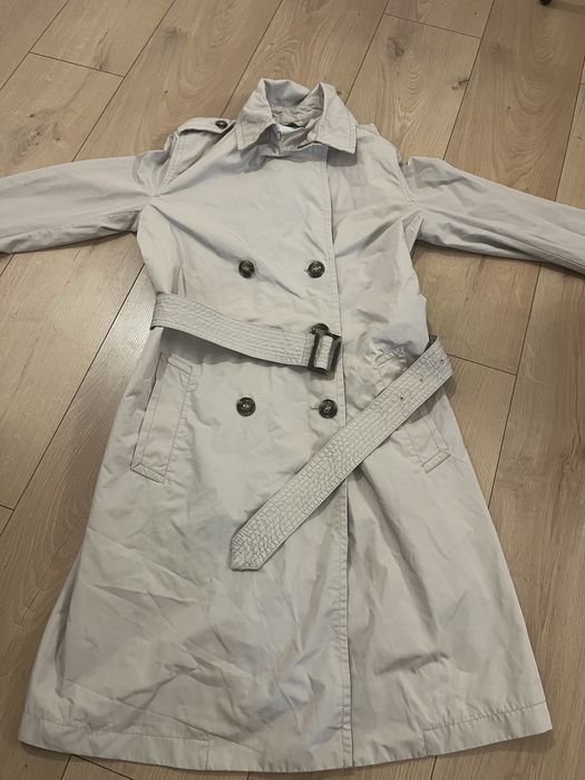Beżowy trencz płaszcz