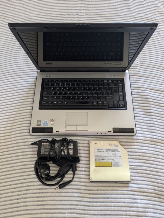 Toshiba Satellite L40-18L ( Portátil ) *