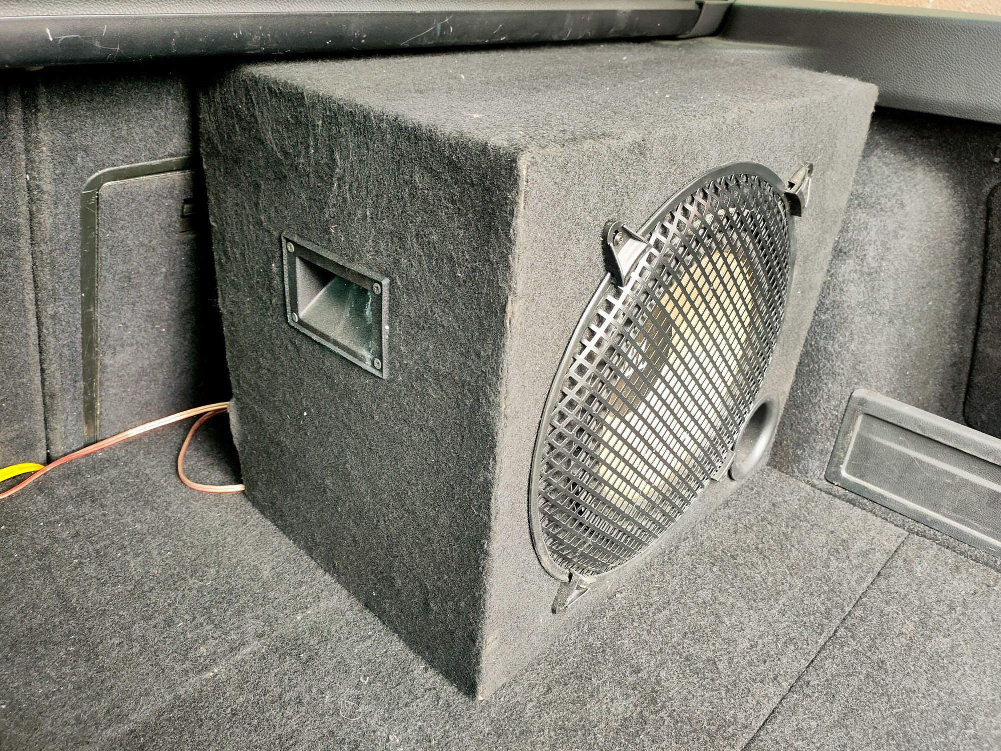 Subwoofer JBL + wzmacniacz Lanzar Vibe 231