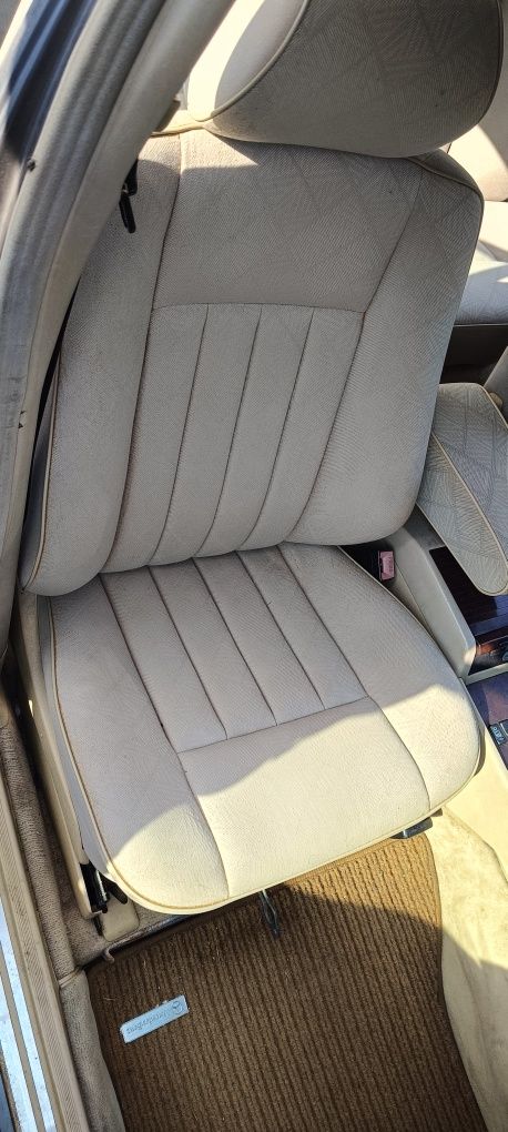 Mercedes W124 sedan, wnętrze, beżowe, fotele
