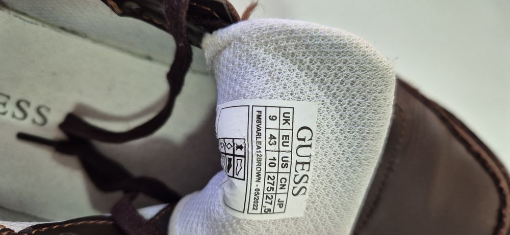 Sapatilhas Homem Guess em pele de cor castanhas como novas