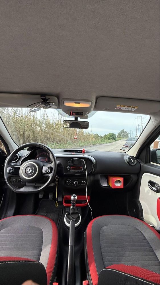 Renault Twingo preto