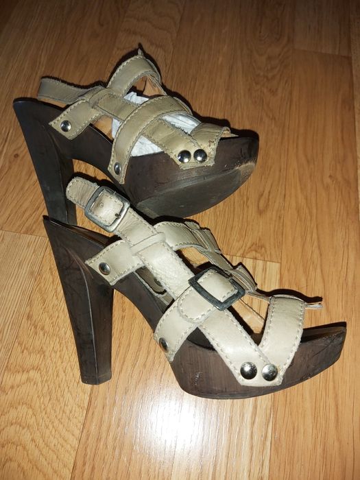 Sandalias em pele bege Red Hot