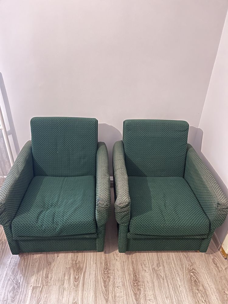 Dwa fotele koloru ciemnozielonego
