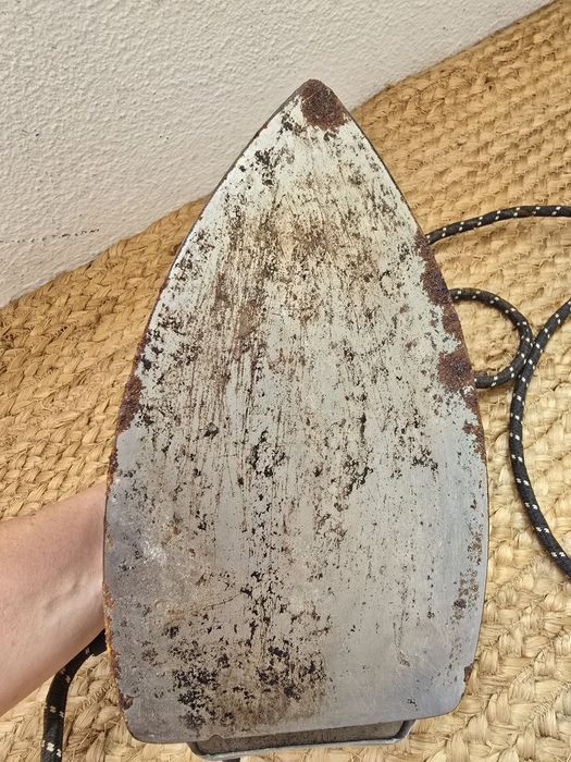 Ferro de engomar vintage AEG