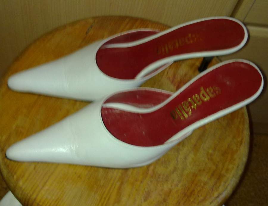 Sapatos Brancos elegantes - Abertos no Calcanhar - Tam. 36