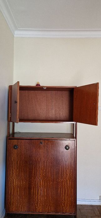 Móvel com armário e cama de solteiro incorporado