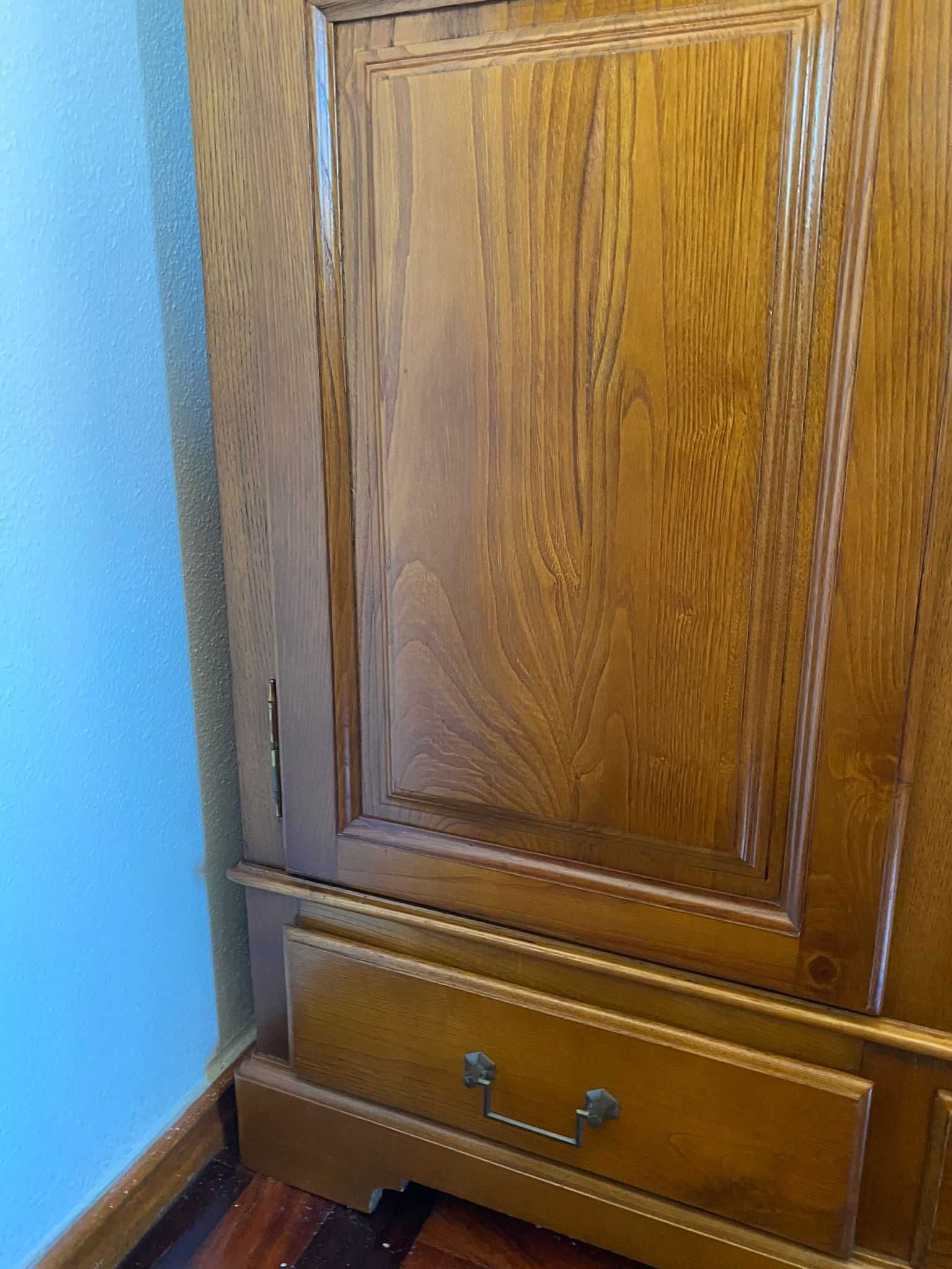 Mobília de quarto em castanho maciço