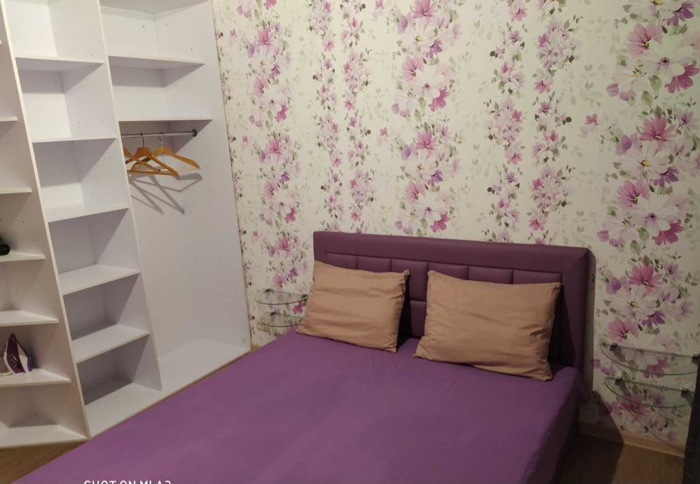 Кровать, стол, стулья, прихожая