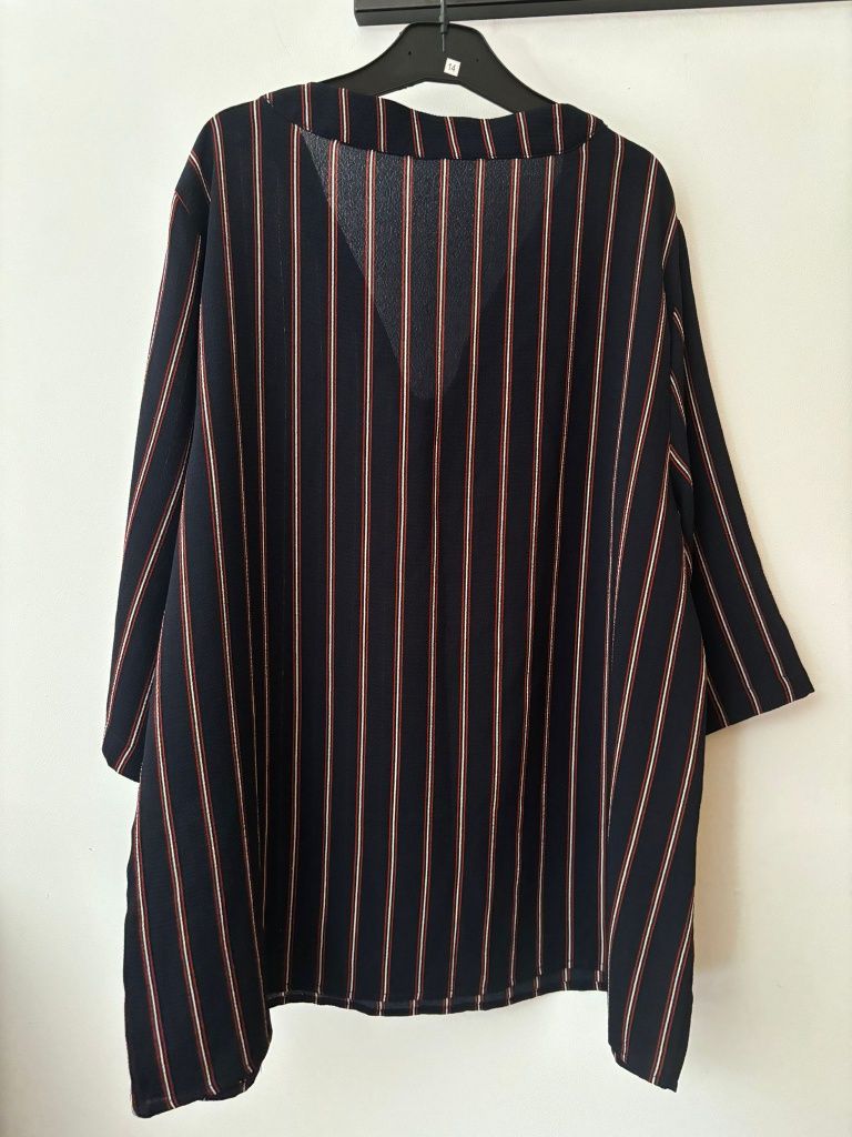 Blusa azul e vermelha
