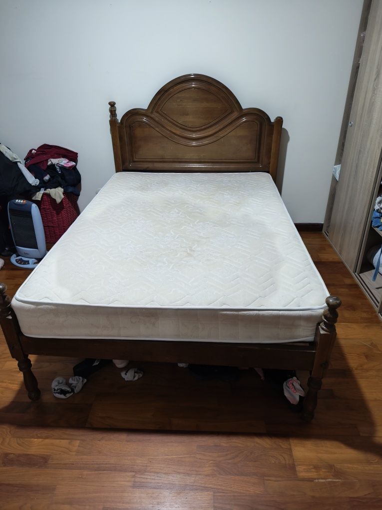 Vendo cama de madeira  maciça com estrado e colchão