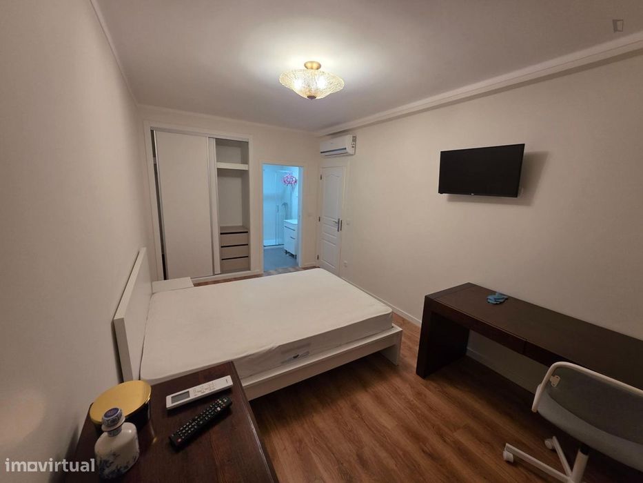 798069 - Quarto com cama de casal, com casa de...