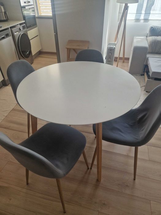 Mesa redonda bramca e cadeiras cinza