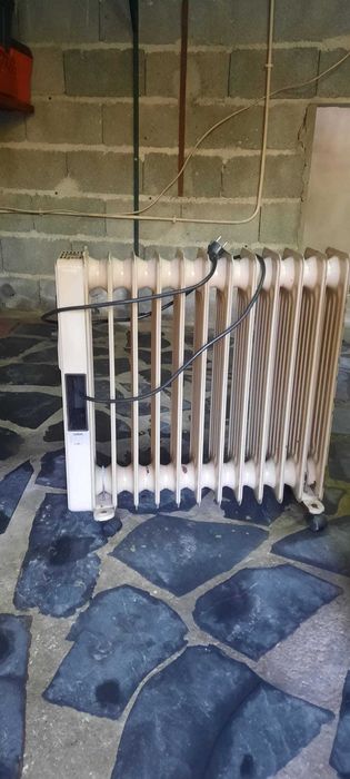 Dois aquecedores: 1 a gás (c/botija cheia) e 1 a óleo