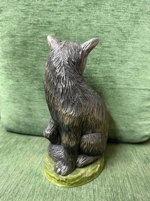 Ręcznie rzeźbiona figurka kota z drewna, rękodzieło