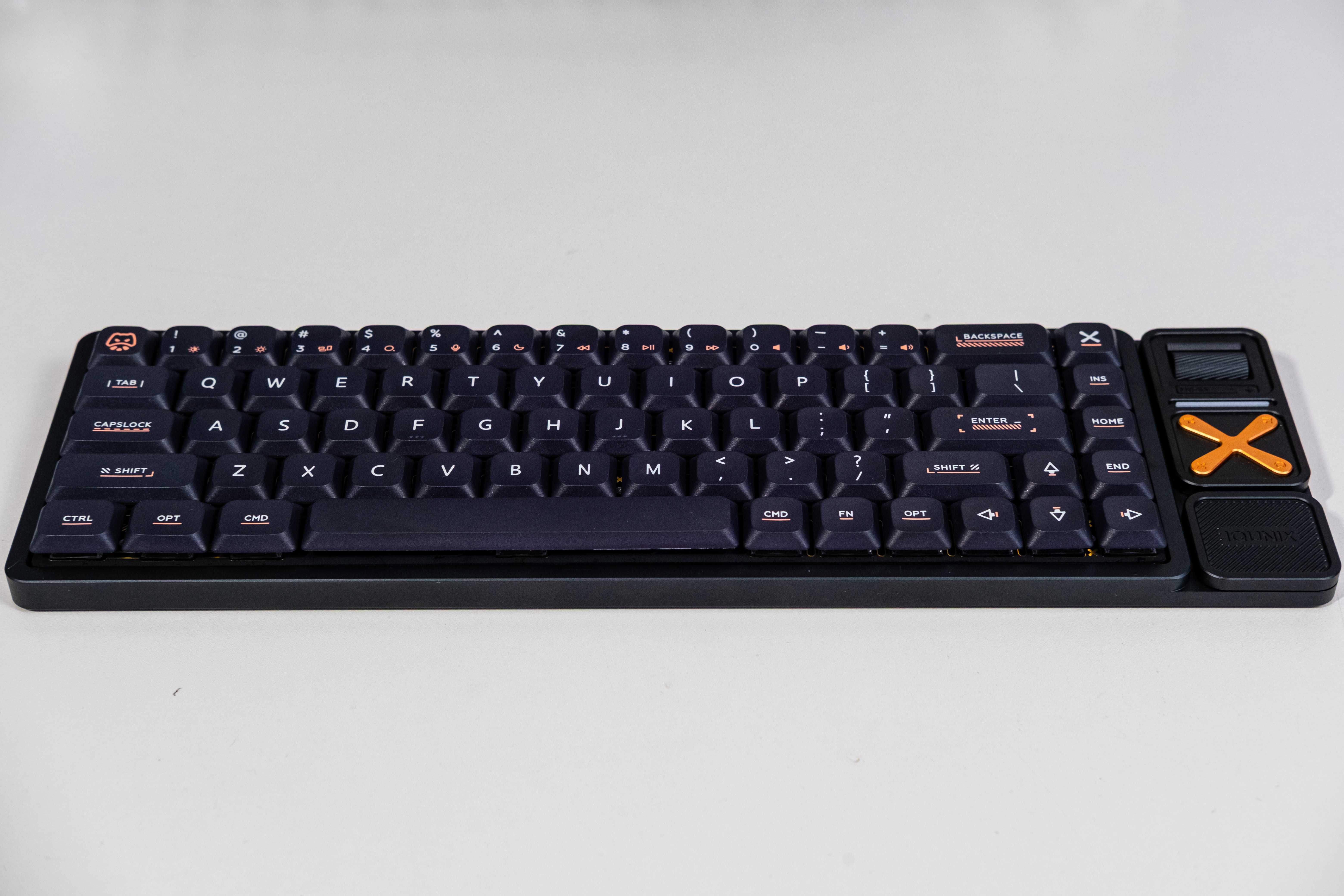 IQUNIX Magi65 MG65 PRO – Niskoprofilowa klawiatura mechaniczna