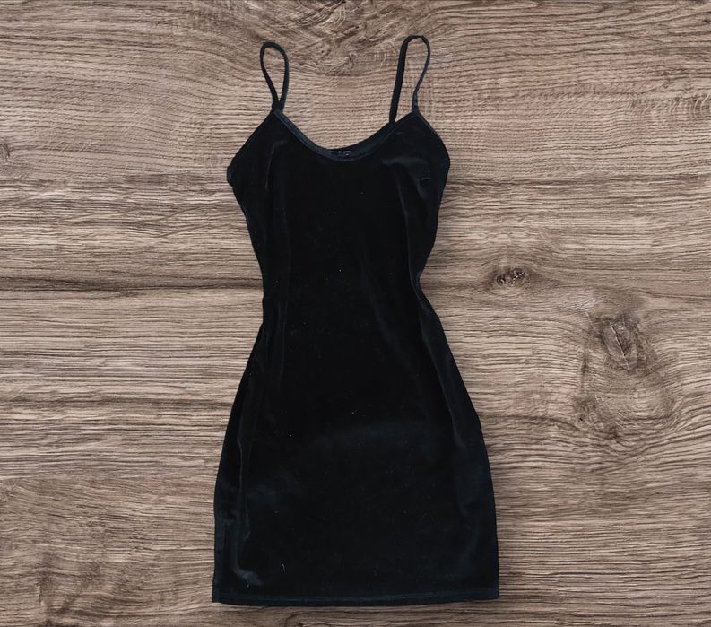 Czarna sukienka klasyczna welurowa