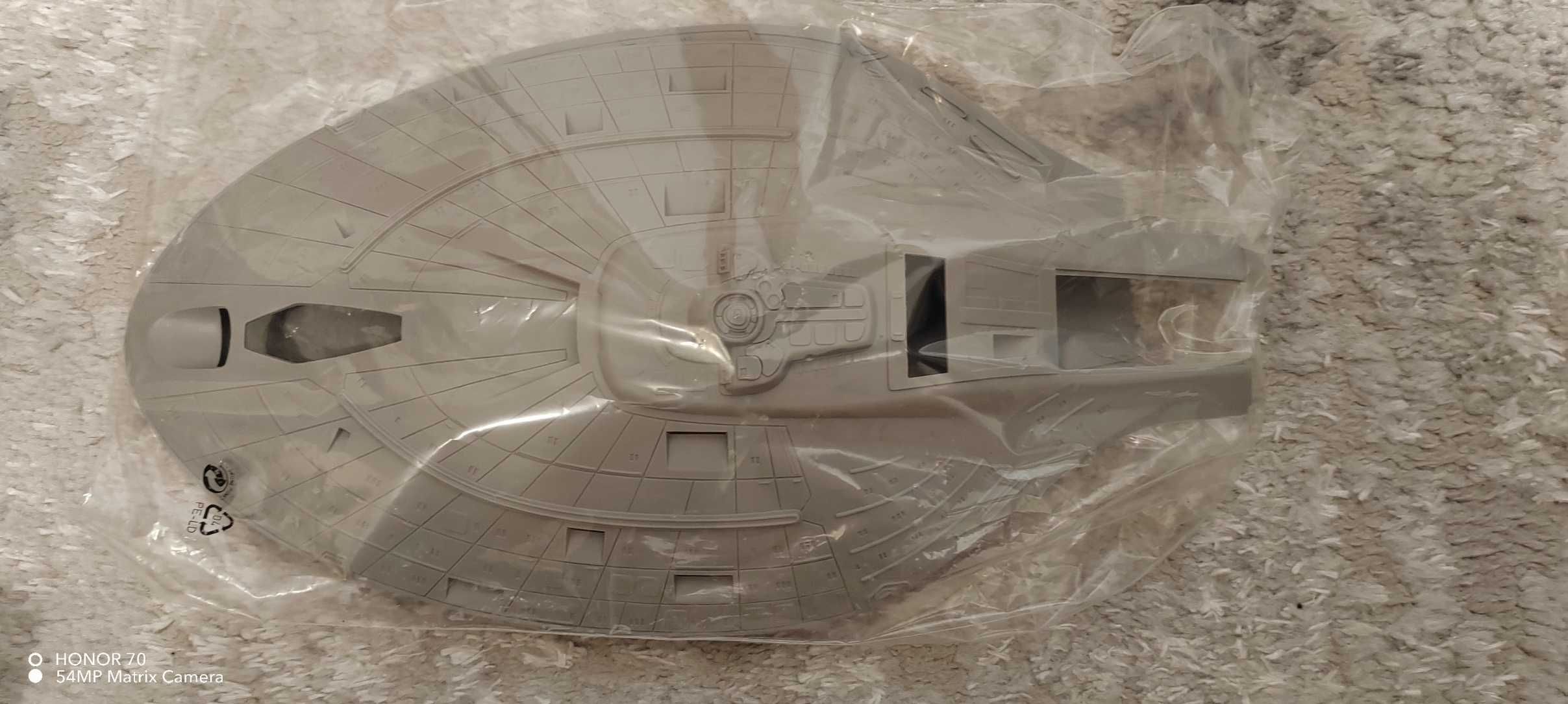 Model statku z filmu Star Trek U.S.S.Voyager  Revell 1:670