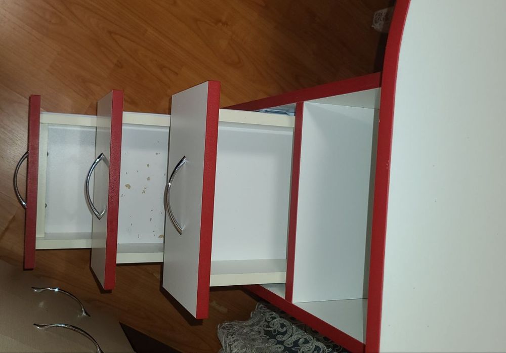 Стіл манікюрний з вбудованою витяжкою.