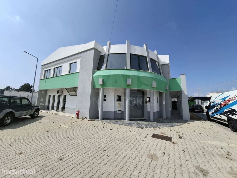 Armazém com Edifício e Terreno para Expansão - Vila Nova de Santo A...